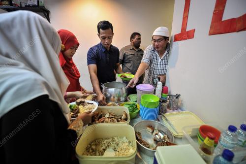 KL29_18022015_CNY_BN201802149033