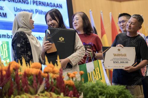 FADHLINA SIDEK