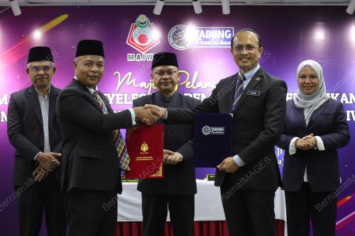 DATUK DR MOHD NAIM MOKHTAR
