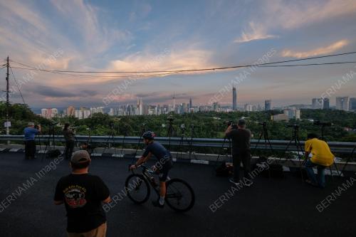 BUKIT TUNKU MENJADI TUMPUAN PEMINAT FOTOGRAFI