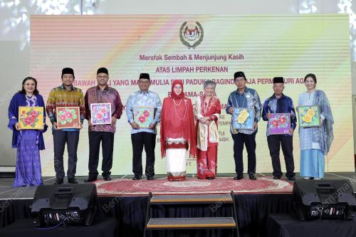 TUNKU AZIZAH AMINAH MAIMUNAH ISKANDARIAH