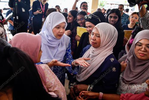 FADHLINA SIDEK