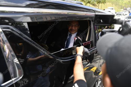 AHLI PARLIMEN MEMASUKI PERKARANGAN ISTANA