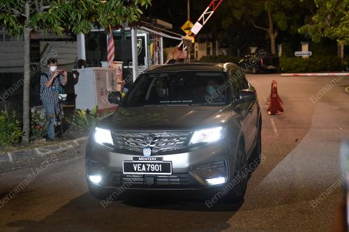 KENDERAAN YANG DIPERCAYAI MEMBAWA PARA PEMIMPIN MENINGGALKAN KEDIAMAN PM