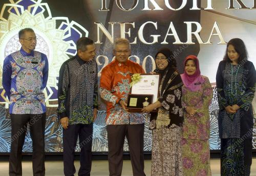 DATUK DR NOOR ZARI HAMAT