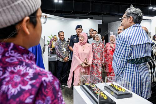 TUNKU AZIZAH AMINAH MAIMUNAH ISKANDARIAH