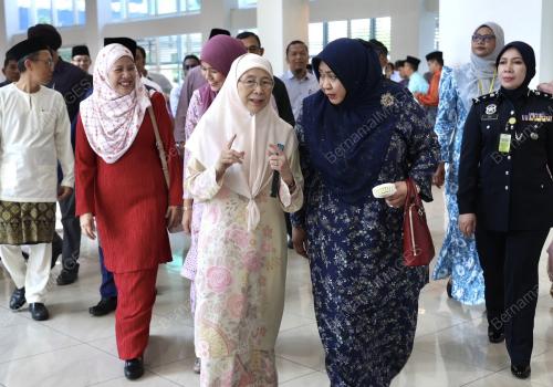 DATUK SERI DR WAN AZIZAH WAN ISMAIL