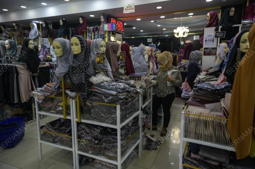 TINJAUAN WARGA KOTA MEMBELI BAJU RAYA AWAL UNTUK MENGELAKKAN KESESAKKAN MENJELANG AIDILFITRI