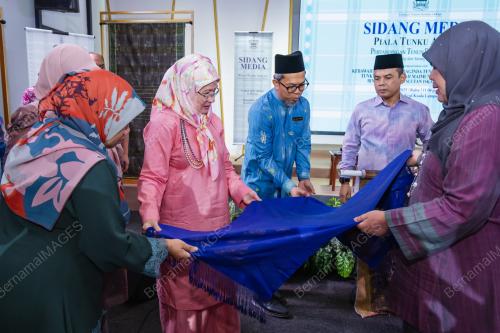 TENGKU AMPUAN PAHANG, TUNKU AZIZAH AMINAH MAIMUNAH ISKANDARIAH