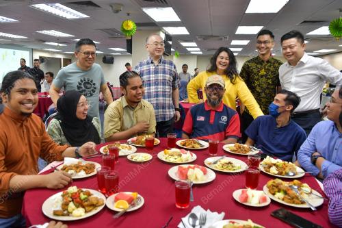 DATUK SERI DR WEE KA SIONG