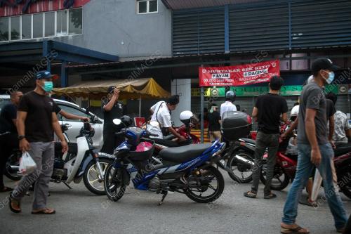 ORANG RAMAI TIDAK MEMATUHI PENJARAKAN SOSIAL