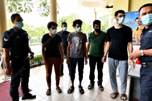 MENCEROBOH KEDIAMAN PELAJAR UIA
