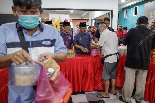 SENATOR DATUK DR MOHD NA'IM MOKHTAR