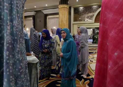 TUNKU AZIZAH AMINAH MAIMUNAH ISKANDARIAH