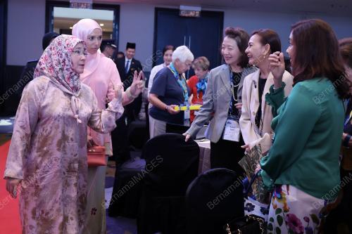 TUNKU AZIZAH AMINAH MAIMUNAH ISKANDARIAH