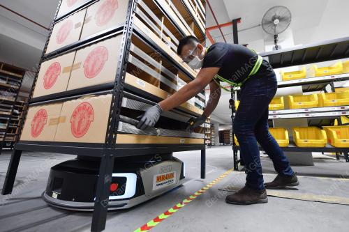 MR DIY MELANCARKAN GUDANG E-DAGANG ROBOTIK