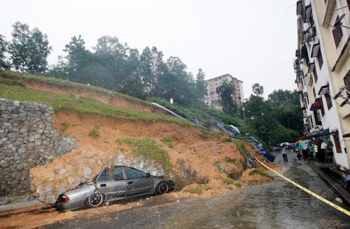 TANAH RUNTUH