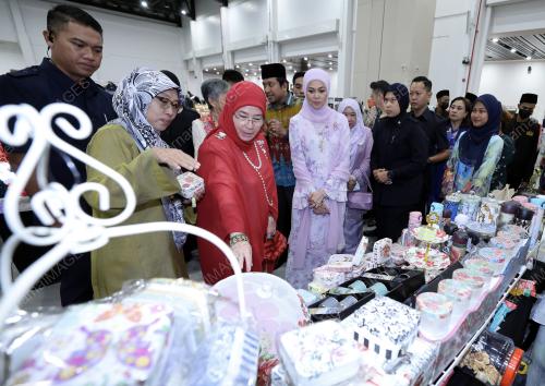 TUNKU AZIZAH AMINAH MAIMUNAH ISKANDARIAH