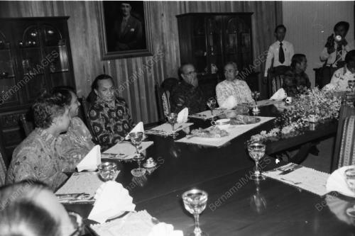 PM ENTERTAIN CHIEF MINISTERS