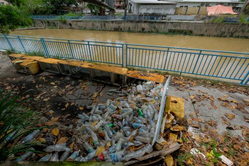 TINJAUAN SAMPAH SARAP YANG TERSANGKUT DI PERANGKAP SAMPAH ATAU SUNGAI/ PARIT/ TERCEMAR SAMPAH SARAP