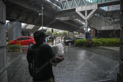 TINJAUAN CUACA HUJAN DI IBU KOTA