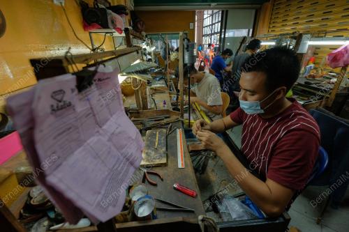 TINJAUAN HARGA EMAS