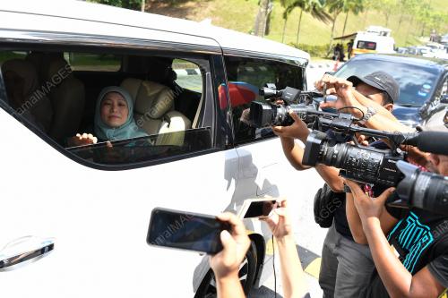 AHLI PARLIMEN MEMASUKI PERKARANGAN ISTANA