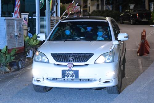 KENDERAAN YANG DIPERCAYAI MEMBAWA PARA PEMIMPIN MENINGGALKAN KEDIAMAN PM