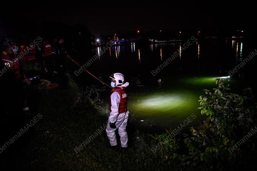 DUA MAUT TERHUMBAN KEDALAM TASIK BIRU KUNDANG