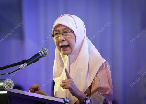 DATUK SERI DR WAN AZIZAH WAN ISMAIL