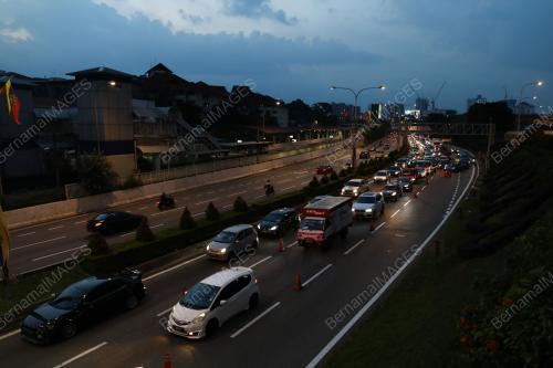 TINJAUAN POLIS TINGKATKAN KAWALAN PERGERAKAN ORANG RAMAI - PKP