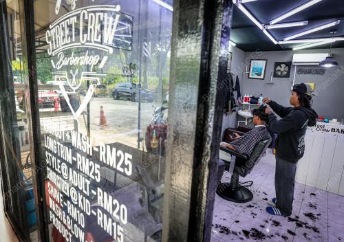 PERKHIDMATAN GUNTING RAMBUT