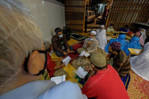 LAMAN NGAJI CHOW KIT TARIK GELANDANGAN DEKATI AL-QURAN