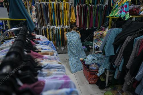 TINJAUAN WARGA KOTA MEMBELI BAJU RAYA AWAL UNTUK MENGELAKKAN KESESAKKAN MENJELANG AIDILFITRI
