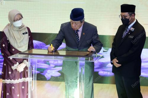 SULTAN SHARAFUDDIN IDRIS SHAH