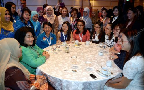 KL31_08112015_WANITA_MUDA_ASEAN