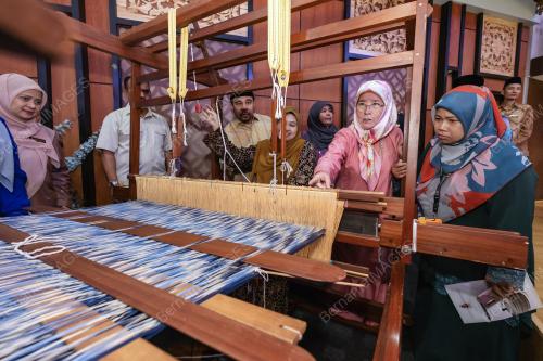 TENGKU AMPUAN PAHANG, TUNKU AZIZAH AMINAH MAIMUNAH ISKANDARIAH
