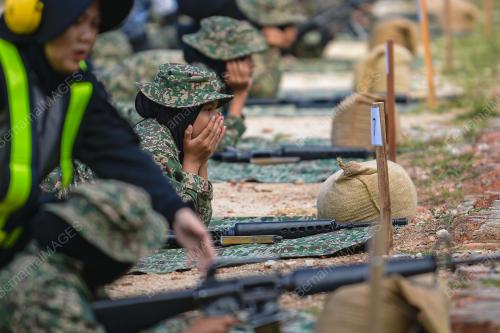 LATIHAN MENEMBAK PELATIH WANITA PLKN 3.0