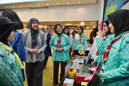 FADHLINA SIDEK