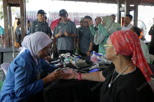 DATUK SERI DR DZULKEFLY AHMAD