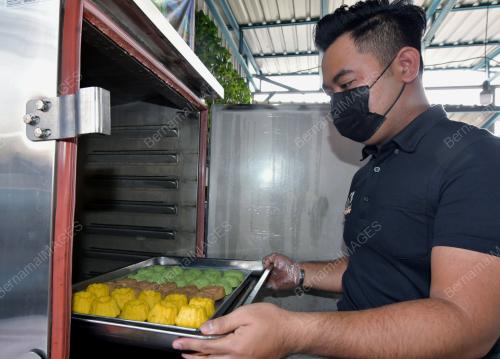PENGUSAHA KUIH MUIH