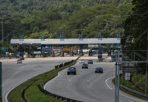 TINJAUAN ALIRAN TRAFIK DI PLAZA TOL GOMBAK