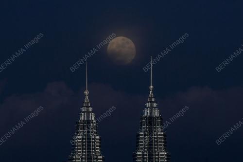 KEMUNCULAN BULAN DI ANTARA DUA MENARA BERKEMBAR PETRONAS
