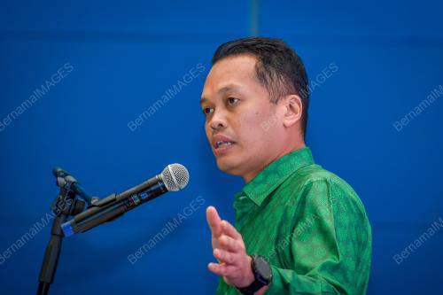 NIK NAZMI NIK AHMAD