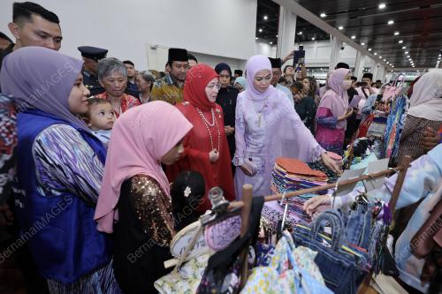 TUNKU AZIZAH AMINAH MAIMUNAH ISKANDARIAH