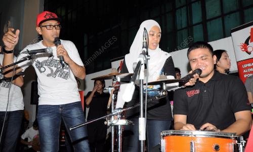KL31_23012015_BUSKING