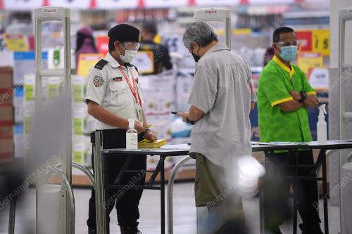 TINJAUAN PEMATUHAN DAN PELANGGARAN SOP PASAR RAYA