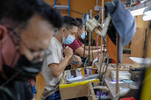 TINJAUAN HARGA EMAS