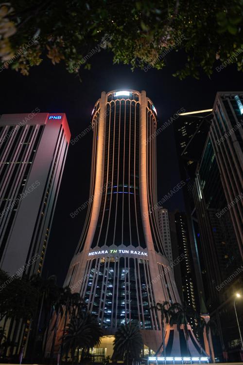 MENARA TABUNG HAJI JALAN TUN RAZAK DIHIASI PELBAGAI WARNA CAHAYA