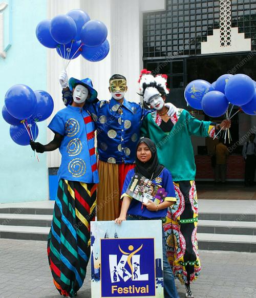 STILT WALKER